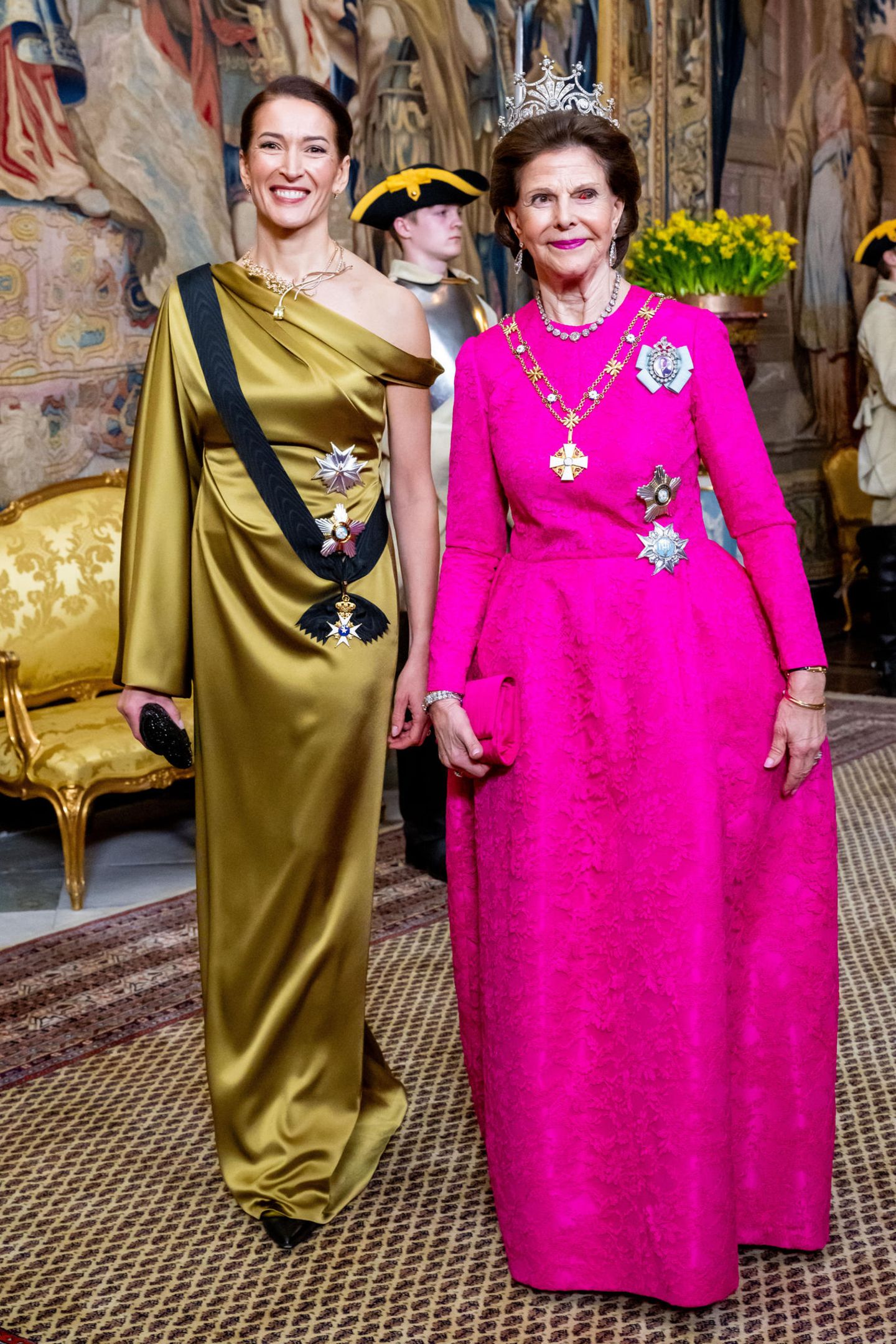 Shining Silvia! Die schwedische Königin schmeißt sich als Gastgeberin für das Staatsbankett zu Ehren des Besuches des finnischen Ministerpräsidentenpaares im Stockholmer Schloss richtig in Schale. In strahlendem Pink ist sie neben Suzanne Innes-Stubb definitiv der Star des Abends. Ihre zweilagige Spitzenrobe von Georg et Arend und ihr Lieblingstiara, die Nine-Prong Tiara, sind gleich ein doppelt schöner Hingucker an diesem Abend. Ihr Kleid ist ein Recycler. 