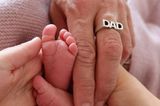 Pormi-Babys 2024: Hände halten Babyfüße