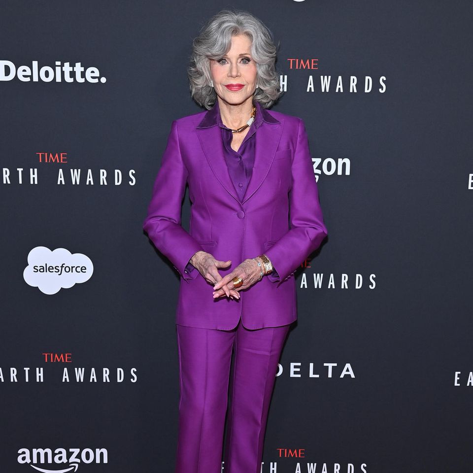 Die engagierte Umweltaktivistin Jane Fonda war selbstverständlich ein gern gesehener Gast bei der "TIME Earth Awards"-Gala in New York. Die versierte Schauspielerin entschied sich für den festlichen Anlass für einen lilafarbenen Anzug -–eine Farbwahl, die sowohl Trendbewusstsein als auch Eleganz ausstrahlt. Doch es greifen die silbernen Sandaletten, die ihren Look wirklich zum Strahlen bringen. Die funkelnden Accessoires griffen gekonnt den eleganten Grauton ihrer Haare auf und runden das Ensemble perfekt ab.