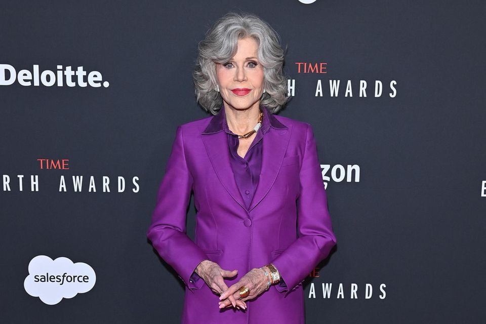 Die engagierte Umweltaktivistin Jane Fonda war selbstverständlich ein gern gesehener Gast bei der "TIME Earth Awards"-Gala in New York. Die versierte Schauspielerin entschied sich für den festlichen Anlass für einen lilafarbenen Anzug -–eine Farbwahl, die sowohl Trendbewusstsein als auch Eleganz ausstrahlt. Doch es greifen die silbernen Sandaletten, die ihren Look wirklich zum Strahlen bringen. Die funkelnden Accessoires griffen gekonnt den eleganten Grauton ihrer Haare auf und runden das Ensemble perfekt ab.