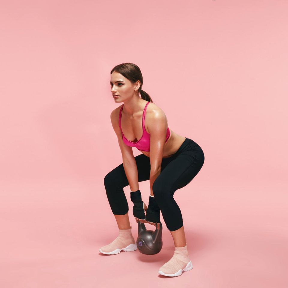 Frau übt Squat mit Kettlebell: Die 6-12-25-Methode erobert gerade die Fitnesswelt – zu Recht