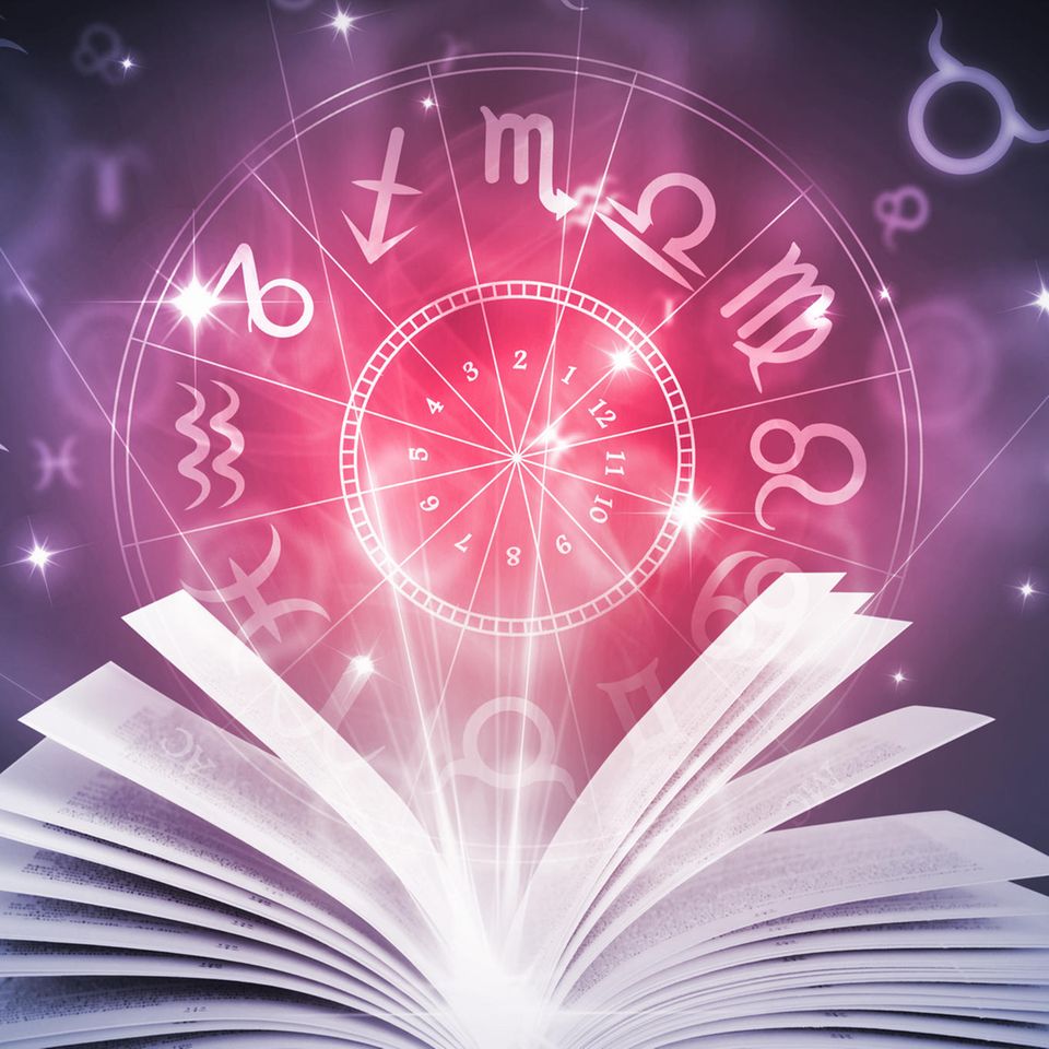 Mai-Horoskop: Ein Buch und die Sternzeichen in einem Kreis