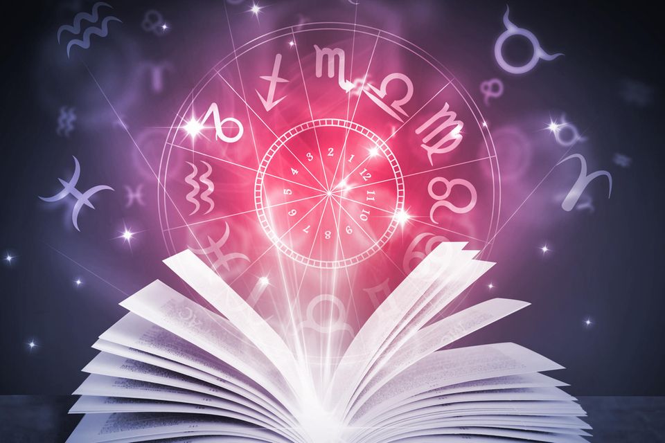 Mai-Horoskop: Ein Buch und die Sternzeichen in einem Kreis