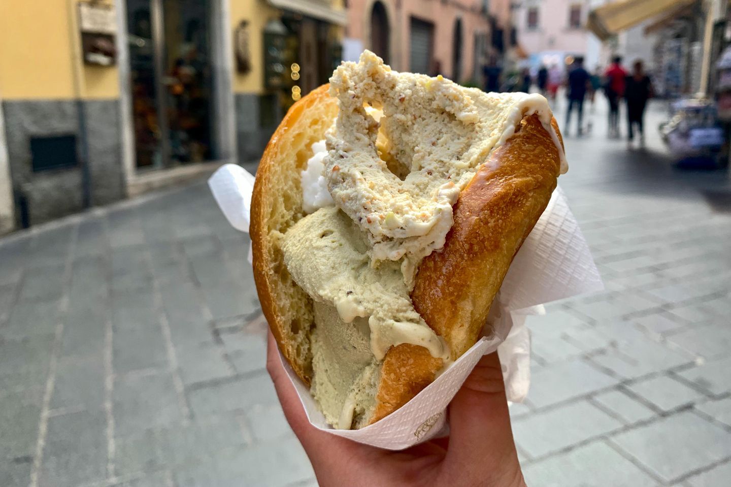 Eis im Brioche: Sizilien liefert Food-Trend des Sommers 2024 | BRIGITTE.de