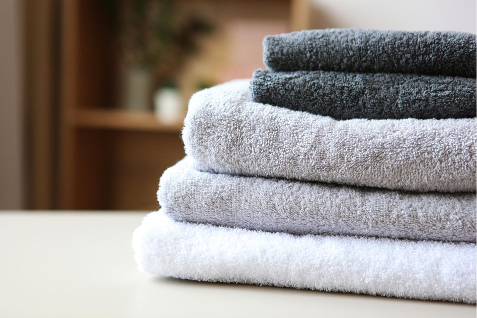 Handtücher waschen: Gestapelte Handtücher