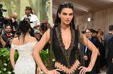 Kendall Jenner ist mittlerweile ein gern gesehener Gast bei der Met Gala. Letztes Jahr zeigte sie sich in Marc Jacobs, dieses Jahr darf sie ein noch nie zuvor getragenes Kleid aus dem Archiv von Givenchy von Designer Alexander McQueen tragen.