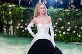 Nicole Kidman hat sich für die Date Night mit Ehemann Keith Urban bei der Met Gala in einer Neuauflage einer Robe von Balenciaga aus den Fünfzigern in Schale geworfen. Die offenen Haare und Handschuhe machen den Look perfekt. 