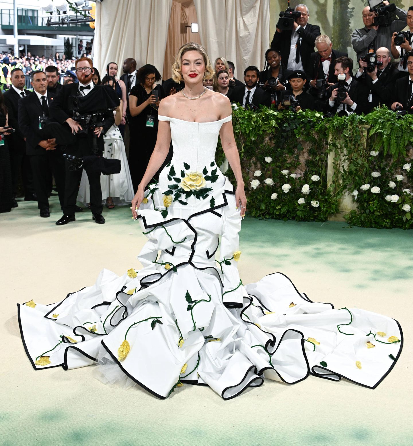 Gigi Hadid begeistert auf der Met Gala in einem Kleid von Thom Browne, das vor allem durch seine vielen Blumenapplikationen ins Auge sticht. 