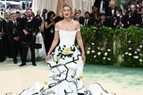 Gigi Hadid begeistert auf der Met Gala in einem Kleid von Thom Browne, das vor allem durch seine vielen Blumenapplikationen ins Auge sticht. 