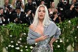 Kim Kardashian und Zendayas Met-Gala-Looks haben etwas gemeinsam: Beide tragen ein Maison-Margiela-Dress, das von alten Dior-Kollektionen inspiriert ist. Kims Korsagenkleid, das ihr eine Mini-Taille zaubert, erinnert stark an einen Look auf der Herbst-Couture-Kollektion 1997 von Dior. 