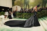 Gastgeberin und Mode-Ikone Zendaya macht ihrem Ruf alle Ehre. Bei der Met Gala wartet sie gleich mit zwei Looks auf. Zunächst begeistert sie im schwarzen Kleid mit XL-Schleppe, das eine Referenz an John Gallianos Couture-Kollektion für Givenchy aus dem Jahr 1996 ist. Und dann folgt ... 