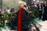 Schauspielerin Gwendoline Christie ist in ihrem extravaganten Kleid von Maison Margiela gar nicht wiederzuerkennen. Für ihren Met Gala Look setzt die Blondine auf dramatisches Beauty-Styling, gepaart mit außergewöhnlichen Posen.