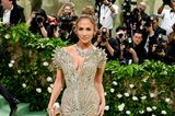 Jennifer Lopez bringt mit ihrem Haute-Couture-Kleid der Marke Schiaparelli den grünen Teppich der Met Gala zum Funkeln. Dazu kombiniert die Sängerin ein Collier von Tiffany.