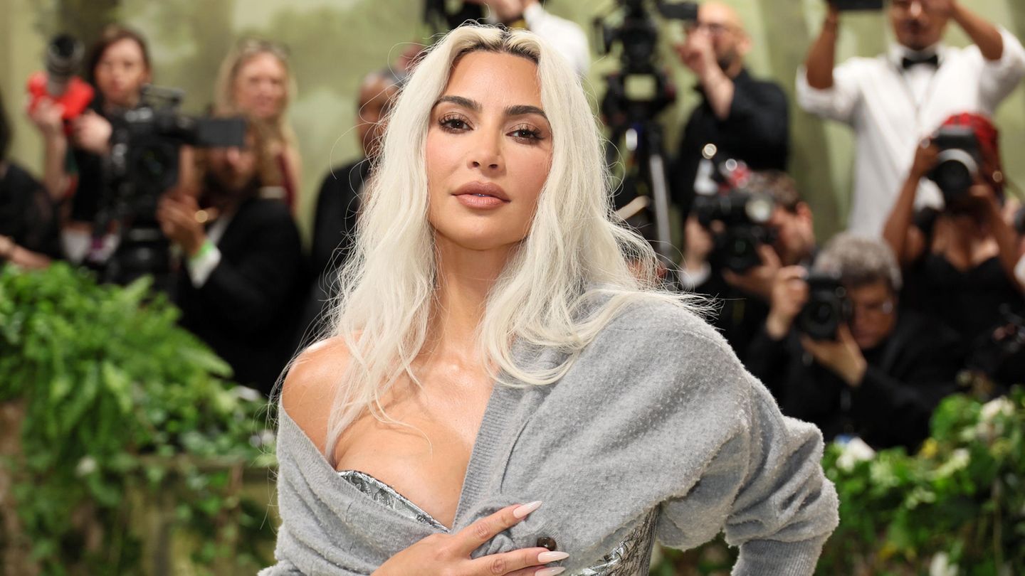 Met Gala 2024: Kim Kardashian geht mit ihrem Old-Cardigan-Look viral |  BRIGITTE.de