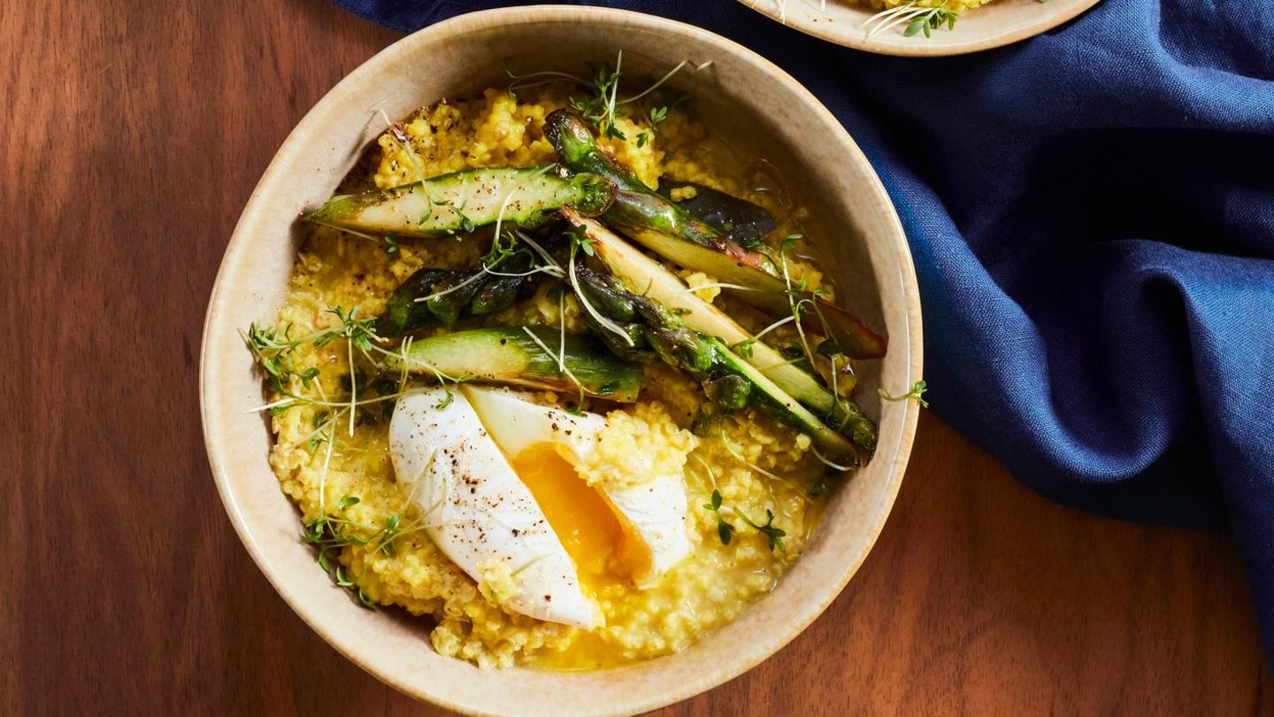 Safran-Porridge mit violettem Spargel und pochiertem Ei