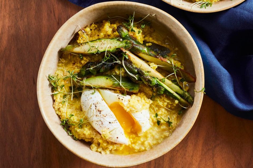 Safran-Porridge mit violettem Spargel und pochiertem Ei
