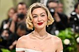Topmodel Gigi Hadid hat sich ebenfalls vom klassischen Marilyn-Monroe-Look inspirieren lassen: blonder Bob mit sanften Wellen, volle, blutrote Lippen und strahlende Augen. Nur fehlt bei ihr der Schönheitsfleck.