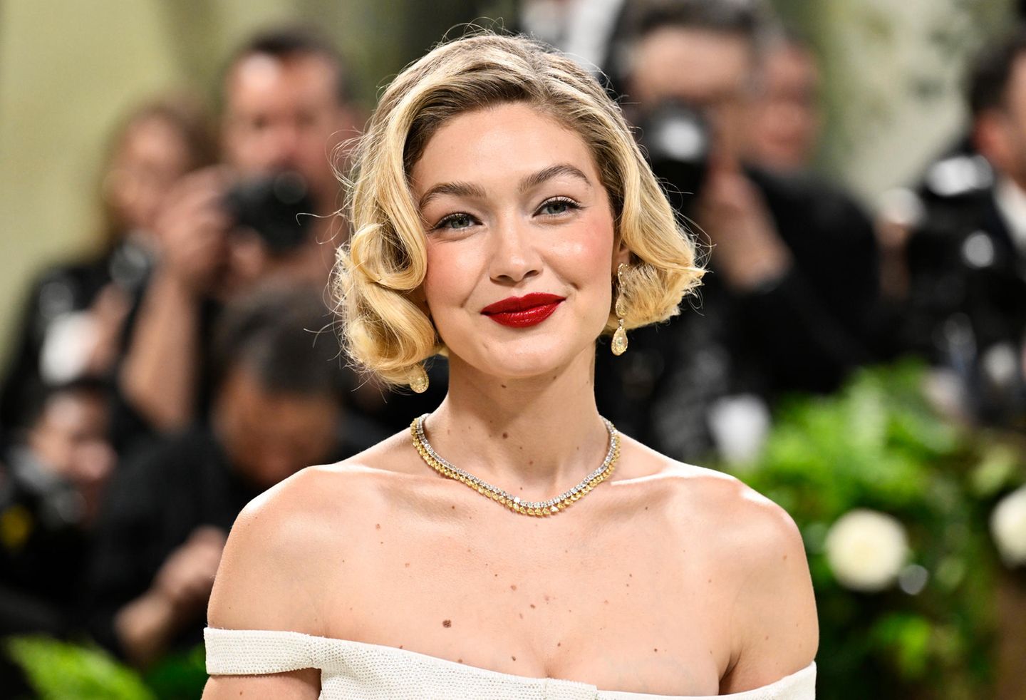 Topmodel Gigi Hadid hat sich ebenfalls vom klassischen Marilyn-Monroe-Look inspirieren lassen: blonder Bob mit sanften Wellen, volle, blutrote Lippen und strahlende Augen. Nur fehlt bei ihr der Schönheitsfleck.
