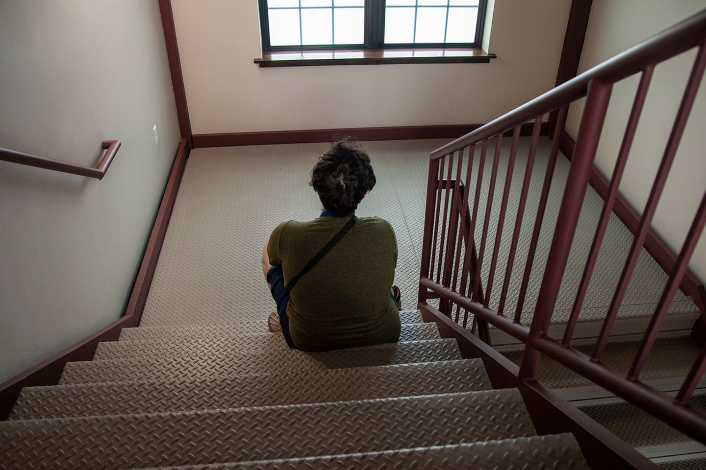 Fotobuch Trans-Kind Alex: sitzend auf Treppe