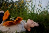 Fotobuch Trans-Kind Alex: liegend mit Blumen