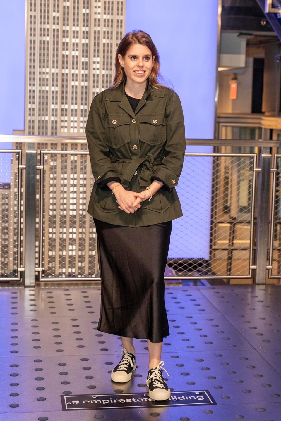 Bei einem Besuch des Empire State Building für den Onward Bound Trust in New York zeigt sich Prinzessin Beatrice in einem schwarzen Satinrock in Kombination mit coolen Sneakern lässig-chic.