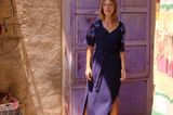 Dieses Kleid vermittelt den Vibe eines "Mamma Mia"-Sommers. Mit süßen Schulterdetails und elegantem Midi-Schnitt ein echtes Must-have! Besticktes Midikleid aus Biobaumwolle: Lanius, Makramee-Pantoletten: Lanius