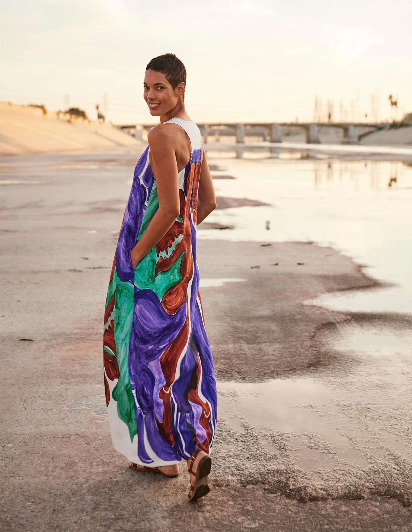 Dieses Kleid ist wie für abendliche Strandspaziergänge gemacht! Maxikleid aus Leinen mit aufwendigem Malerei-Print: Dorothee Schumacher, Riemchen-Sandalen: Geox