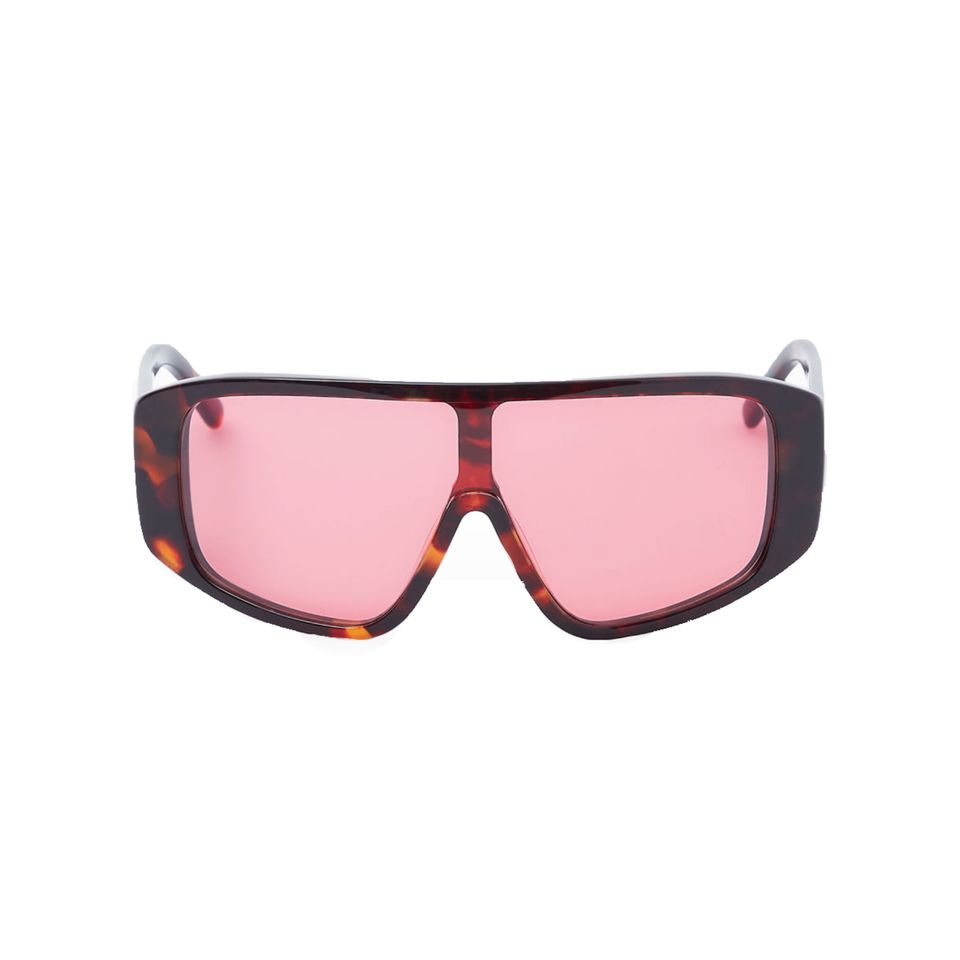 Diese Sonnenbrille von Cos ist ein wahrer Blickfang! Das Schildpatt-Design verleiht dem Gesicht einen eleganten Rahmen, während die pinkfarbenen Gläser für markante Akzente sorgen. Ein absolutes Must-have für alle, die die warme Jahreszeit mit Stil begrüßen möchten und die Welt durch eine rosarote Brille sehen wollen. Die Oversized-Sonnenbrille im Ski-Stil von Cos ist für ca. 89 Euro erhältlich.
