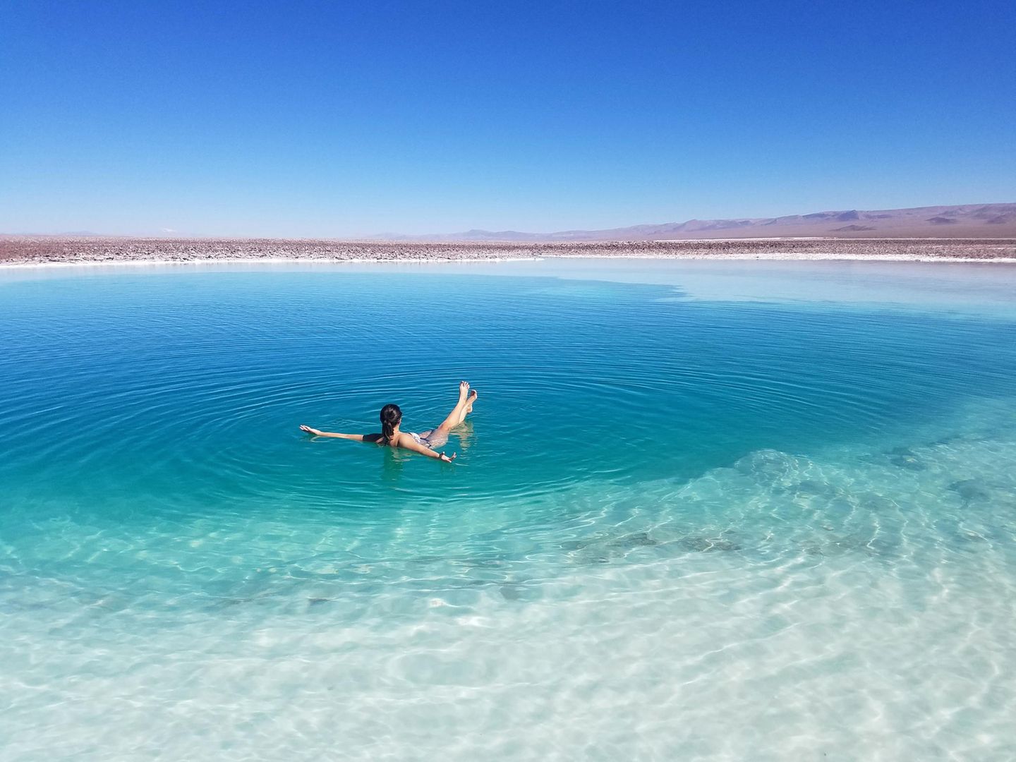 Wildbaden: Frau badet in den Lagunas Baltinaches in der Atacama-Wüste