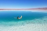 Wildbaden: Frau badet in den Lagunas Baltinaches in der Atacama-Wüste