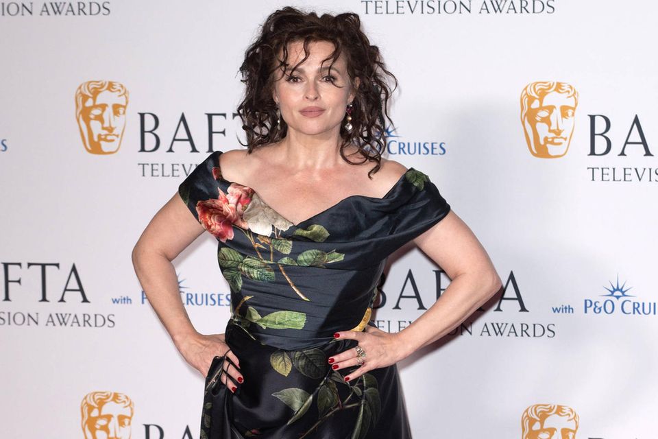 Helena Bonham Carter – die Queen der Extravaganz – sorgt bei den BAFTA TV Awards 2024 erneut für Aufsehen. Ihr Look: ein dramatisches, floral bedrucktes Seidenkleid. Damit bleibt Helena ihrer Modephilosophie treu und begeistert mit einem Outfit, das sowohl in die Kategorie "Schick" als auch "Statement" passt.