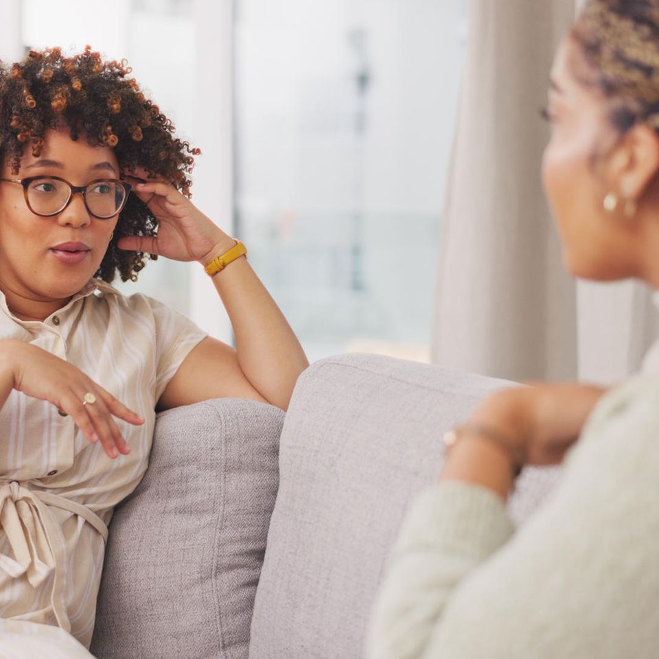 Frau im Gespräch: 3 Anzeichen, dass deine starke Persönlichkeit dein Gegenüber überfordert