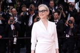 Meryl Streep ist am Eröffnungsabend der Filmfestspiele in Cannes die strahlende Hauptperson. Sie wird mit der Goldenen Ehrenpalme ausgezeichnet. Genauso strahlend ist ihr eleganter Red-Carpet-Look in Weiß.