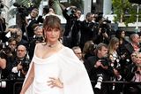 Schön wie eine Braut schwebt Supermodel Helena Christensen im eleganten Cape-Kleid übder den Red Carpet in Cannes.