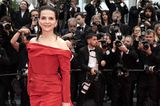 Auch Juliette Binoche wählt tiefes Rot für ihren elegant-modernen Cannes-Look.