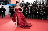 Wow! Heidi Klum legt im voluminösen, tiefroten Satin-Kleid von Saiid Kobeisy einen 1A-Cannes-Auftritt hin.