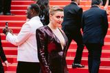 Regisseurin Greta Gerwig gehört in diesem Jahr zur Cannes-Jury. Ihr tiefweinroter Pailletten-Look für die Eröffnungszeremonie fällt dementsprechend glamourös aus. Das Kleid wurde für sie von Saint Laurent angefertigt.