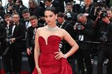 Topmodel Shanina Shaik weiß, wie Old-Hollywood-Glamour geht. Und tiefe Rottöne scheinen wohl ein neuer Farbtrend für Cannes zu sein.