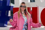 Knalliger hätte die Ankunft von Heidi Klum am Flughafen von Nizza kaum sein können. Mit pinkfarbener XL-Lederjacke und weiter Patchwork-Jeans ist sie nicht zu übersehen. Luxus-Detail ist die knallige Birkin-Bag.