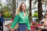 Colour-Blocking und Muster-Mix: Topmodel Toni Garrn trägt zu ihrem gemusterten Rock von Etro ein grünes Streifenhemd, transparente Heels und eine grüne Mini-Bag. Die sommerlich blonden Mähne trägt sie offen.