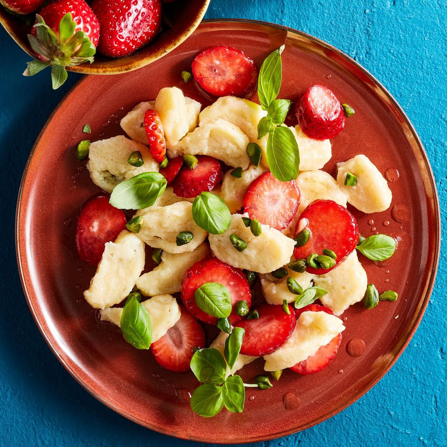 Quarkpizokel mit Erdbeeren und Pistazien