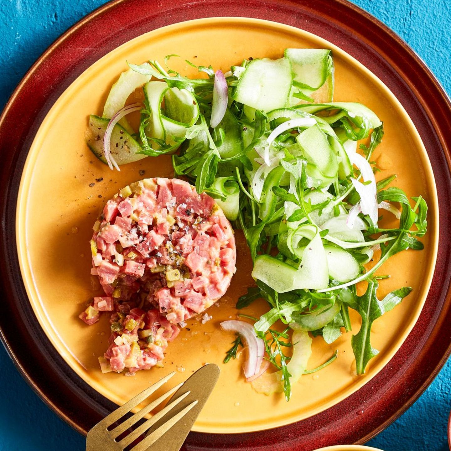 Rinder-Tatar mit Sellerie-Gurken-Salat