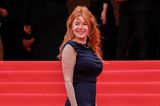 Auch Palina Rojinski lässt sich das Spektakel in Cannes nicht entgehen. Auf der Premiere von "Furiosa: A Mad Max Saga" trägt die rothaarige Moderatorin ein Bodycon-Kleid mit Bahnen in Midilänge. 