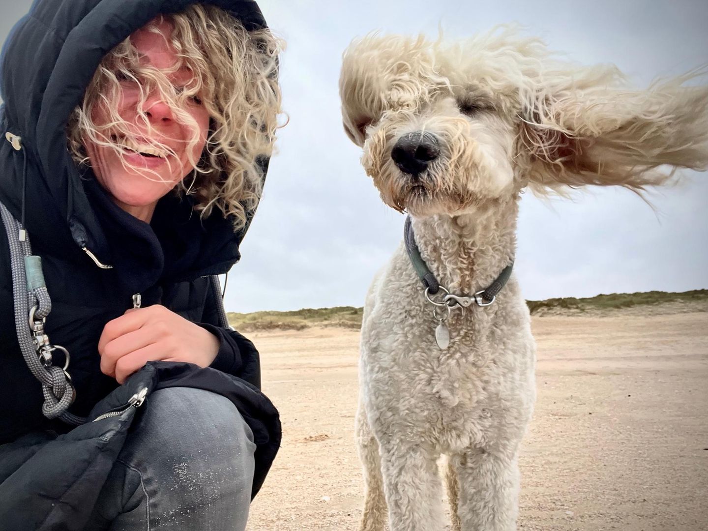 Comedy Pet Photo Award 2024: Frau mit Pudel am Strand