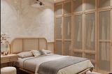 kleines Schlafzimmer: Holz-Bett und -Schrank