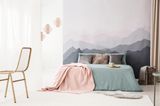 kleines Schlafzimmer: Wand mit Fototapete und Bett davor
