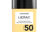 Kompakt: "Sunissime The Protective Sun Stick“ von Lierac, ungefähr 20 Euro.
