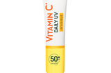 Leicht: "Skin Active Vitamin C UV Fluid Invisible LSF 50+“ von Garnier, ungefähr 13 Euro.