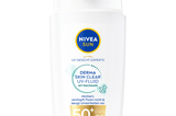 Regulativ: "Derma Skin Clear UV-Fluid mit Niacinamid LSF 50+“ von Nivea, ungefähr 14 Euro.