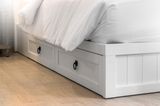 kleines Schlafzimmer: Holz-Bett mit Schubladen